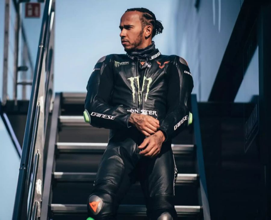 Lewis Hamilton bei der Vorbereitung auf seinen MotoGP-Ausflug.