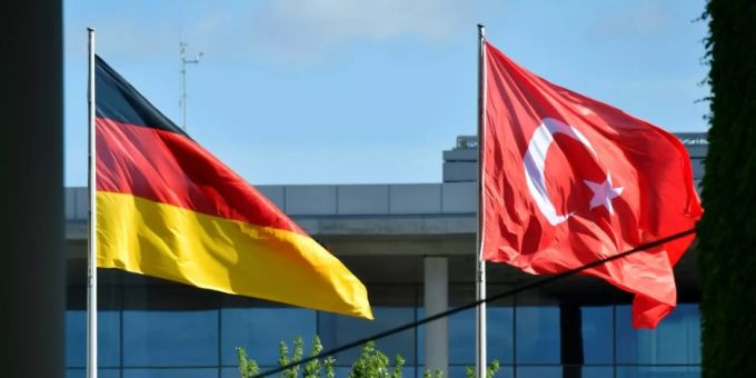 Fahnen Deutschlands und der Türkei am Bundeskanzleramt. rahmenabkommen deutschland türkei
