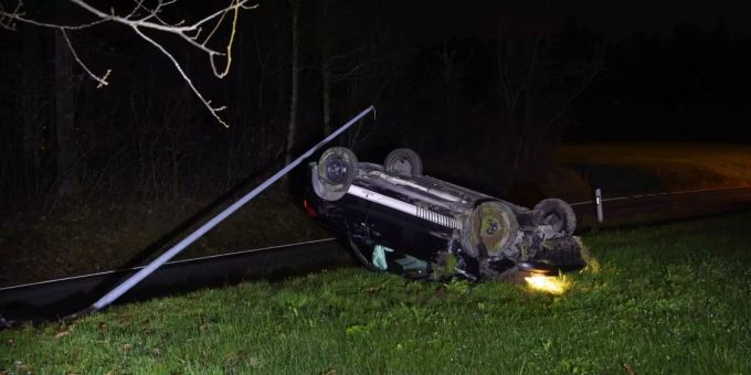 Auto landet nach Selbstunfall auf Dach Selbstunfall