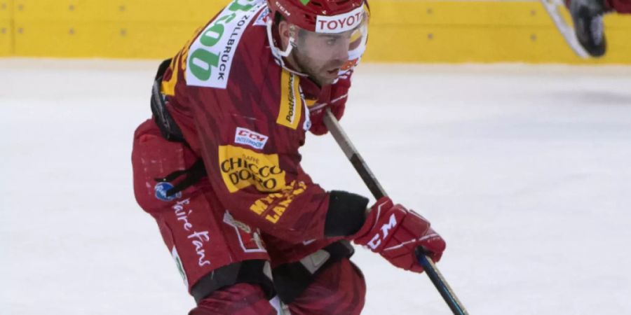 Der Tiger Chris DiDomenico nimmt im Match gegen die Rapperswil-Jona Lakers Anlauf
