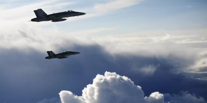 Der Nationalrat bleibt bei den Kompensationsgeschäften für Kampfjets hart. (Symbolbild) kampfjet f/a-18
