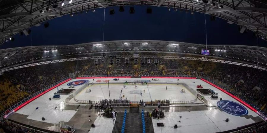 Über 30.000 Zuschauer kamen in das Stadion zum sächsischen Derby in der DEL2. Foto: Robert Michael/dpa-Zentralbild/dpa