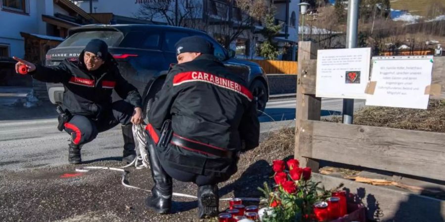 Einsatzkräfte der Carabinieri rekonstruieren am Unfallort den Hergang des Verkehrsunfalls. Foto: Lino Mirgeler/dpa