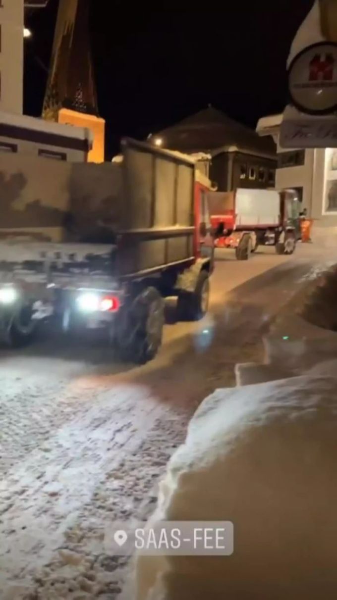 Etliche Strassenfahrzeuge versuchen den Weg durch das zugeschneite Saas-Fee frei zu machen. Saas-Fee