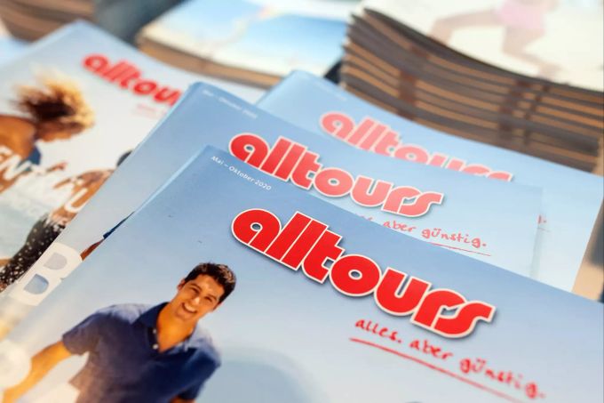 Ein Reisekatalog von Alltours alltours