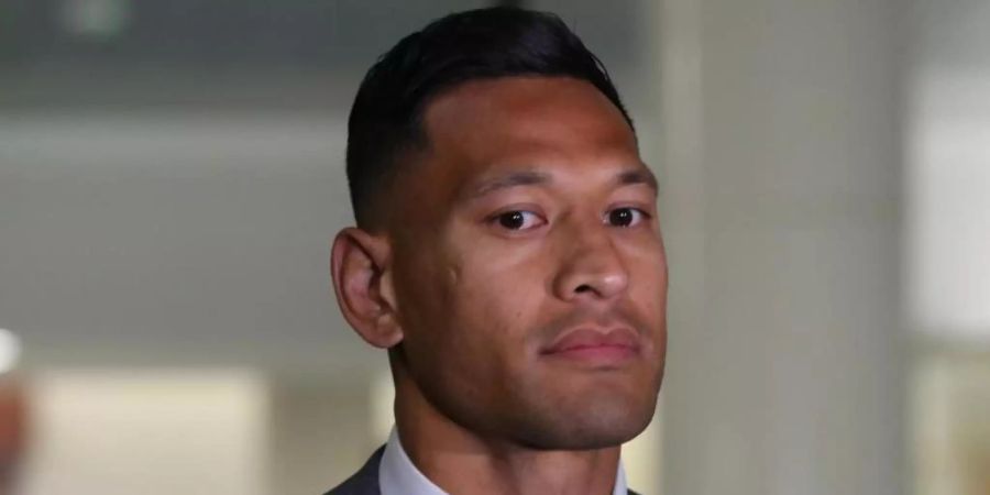 Der ehemalige australische Rugby-Profi Israel Folau verlässt den Federal Circuit Court in Melbourne. Foto: David Crosling/AAP/dpa