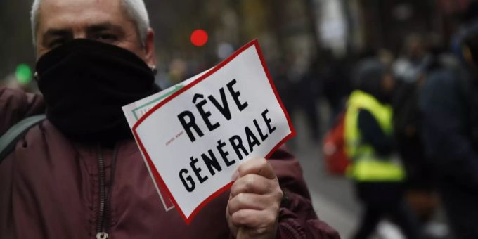 Ein Demonstrant hält ein Schild mit der Aufschrift «Generalstreik» in der Hand. Frankreich Generalstreik