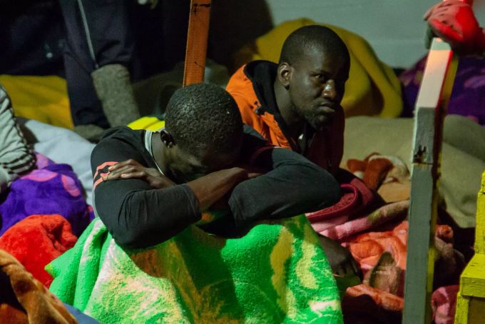 Flüchtende sitzen an Deck des unter deutscher Flagge fahrenden Rettungsschiffes «Alan Kurdi». (Archivbild) Migranten in Italien