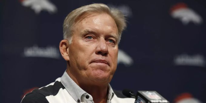 John Elway, Chef der Denver Broncos, kann einen Sieg seines Teams feiern. On Football-Elways Quest
