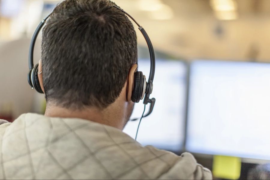 Ein Mitarbeiter in einem Callcenter. (Symbolbild)