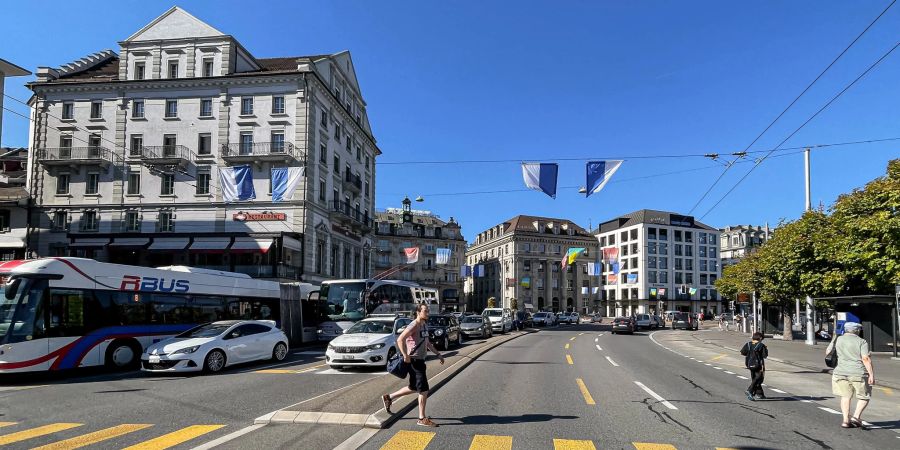 Verkehr beim Schwanenplatz in der Stadt Luzern.