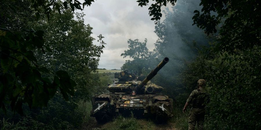 Ein ukrainischer Panzer rückt in Richtung einer Stellung in Bachmut vor. Rund um Bachmut finden immer noch intensive Kämpfe statt.