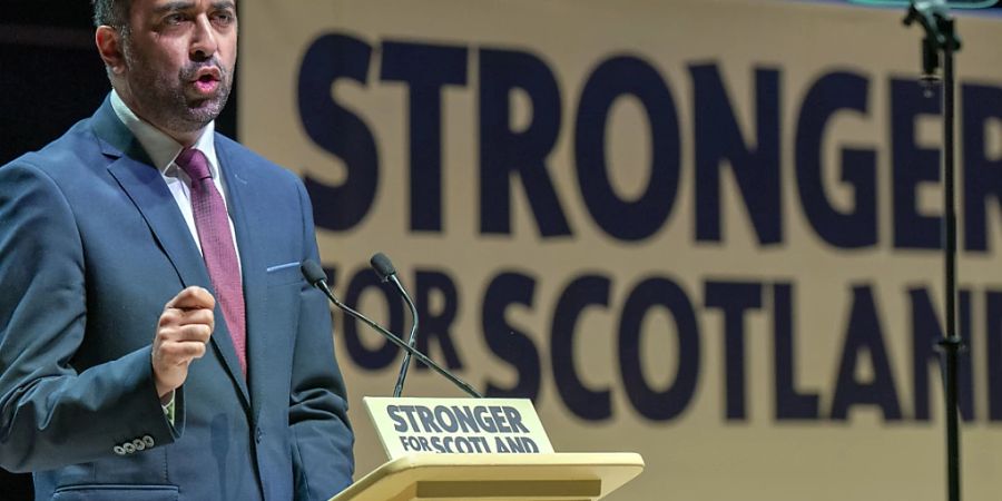 Humza Yousaf, Erster Minister von Schottland, spricht auf dem Sonderparteitag der Schottischen Nationalpartei (SNP) in der Caird Hall. Die schottische Regierungspartei will darüber diskutieren, wie sie die angestrebte Loslösung von Grossbritannien erreichen will. Foto: Jane Barlow/PA Wire/dpa
