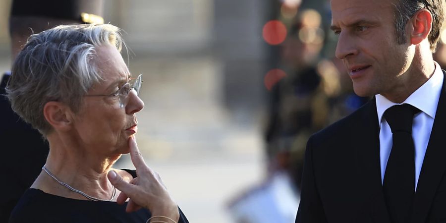 Präsident Emmanuel Macron hat beschlossen, Premierministerin Elisabeth Borne im Amt zu lassen. Foto: Aurelien Morissard/AP/dpa