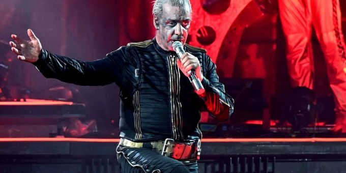 Was ist los? - Rammstein landet ohne Till Lindemann in Berlin