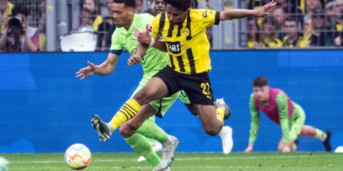 Dortmunds Karim Adeyemi (r) und Wolfsburgs Felix Nmecha im Zweikampf - künftig laufen sie gemeinsam auf. Dortmunds Karim Adeyemi (r) und Wolfsburgs Felix Nmecha im Zweikampf - künftig laufen sie gemeinsam auf.