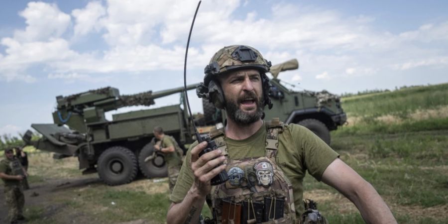 Ein ukrainischer Soldat spricht über Funk mit seinem Team. Foto: Evgeniy Maloletka/AP/dpa