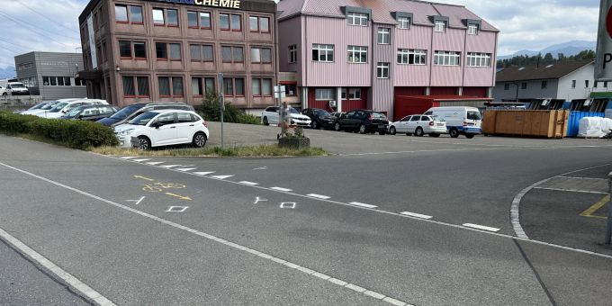 Eschenbach: Velofahrer nach Zusammenprall mit Camper unbestimmt verletzt Unfallstelle in Eschenbach