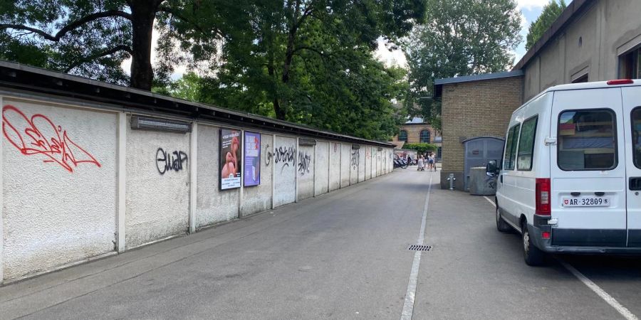 Hier stinkt es im Sommer gewaltig: Links hinter der Mauer liegt das Marzilibad, in der Mitte das Restaurant Dampfzentrale und nicht im Bild die Hauptstrasse.