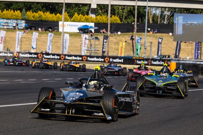 Auf der Strecke ist das Feld der Formel E deutlich dichter und der Rennsieger ist kaum vorhersehbar. Formel E Action
