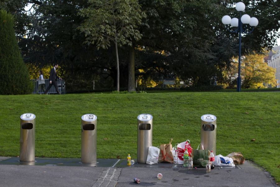 Gerade im Sommer ist auch Littering in Schweizer Pärken und in der Natur ein Problem.