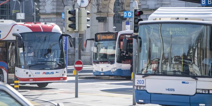 Busse der Verkehrsbetriebe Luzern AG oder VBL beim Bahnhof in Luzern. (Symbolbild) luzern auto seebrücke