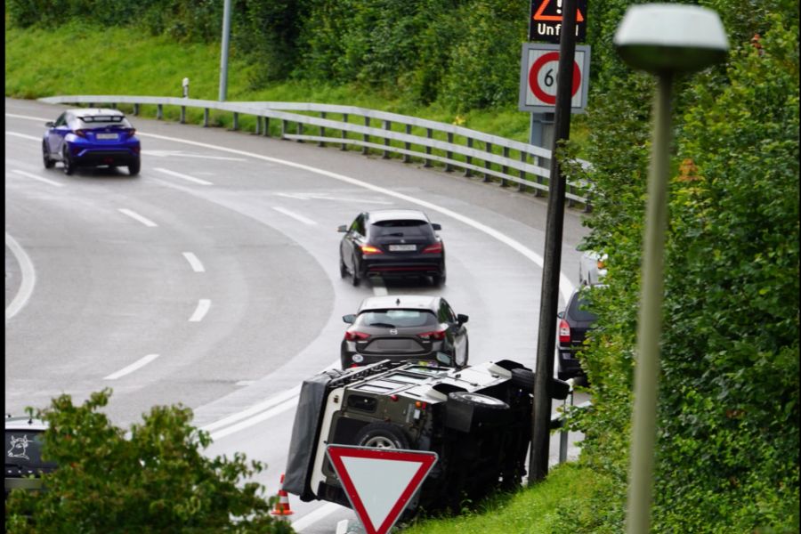 Dieses Auto liegt auf der Leitplanke: In Hinwil ZH bot sich am Sonntag ein erstaunliches Bild.