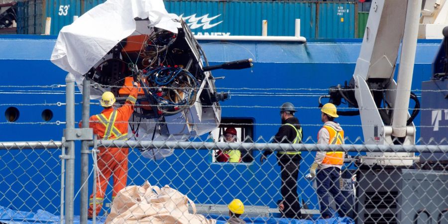 Trümmer des Tauchboots «Titan» werden in St. John's vom Schiff «Horizon Arctic» entladen.