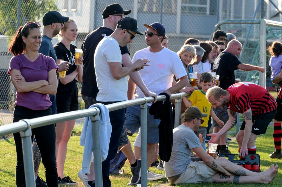 Zuschauerinnen und Zuschauer beim Spiel des FC Shoppy gegen den FC Schönbühl.