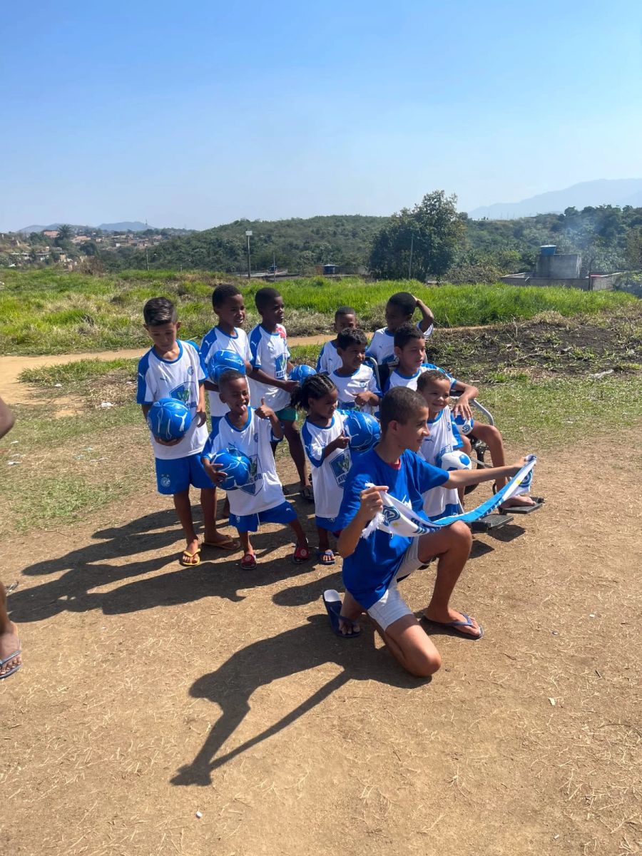 Die Kinder in Brasilien haben eine Riesenfreude an den GC-Artikeln.