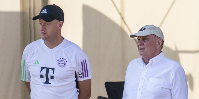 Schauten sich am Samstagabend eine Trainingseinheit der Bayern an: Mannschaftsarzt Jochen Hahne und Ehrenpräsident Uli Hoeness. Uli Hoeness Harry Kane