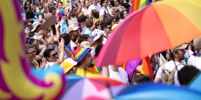 Für LGBTIQ-Umzug - Mehrere tausend Personen versammeln sich in Bern
