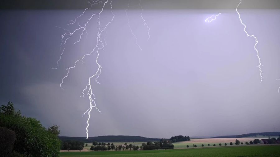 «SRF Meteo» warnt vor «unwetterartigen Gewittern». (Symbolbild)