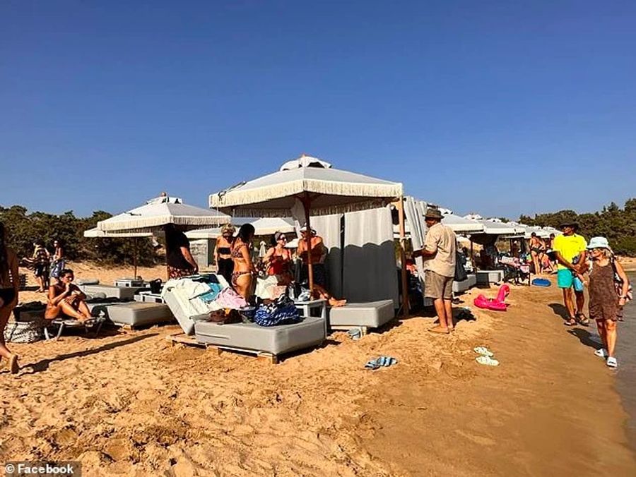 Luxuriöse Sonnenbetten für Touristen in Paros.