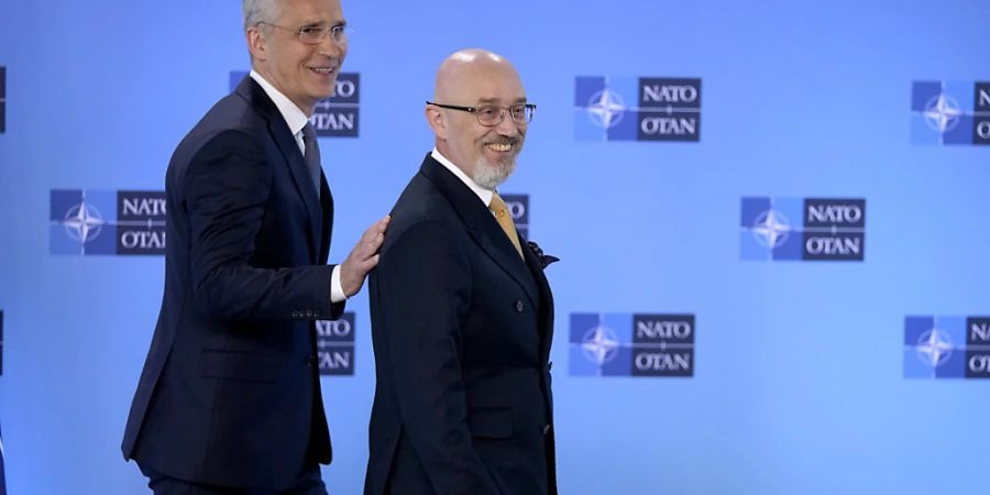 Oleksij Resnikow (r), Verteidigungsminister der Ukraine und Jens Stoltenberg, Nato-Generalsekretär. Das EU-Parlament fordert nach Kriegsende die Aufnahme der Ukraine in die Nato. Foto: Virginia Mayo/AP/dpa