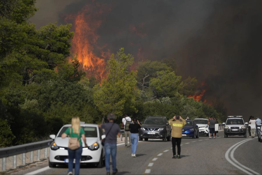 Heftige Feuer wüten in Griechenland und haben eine Evakuation von Touristen von der Insel Rhodos ausgelöst.