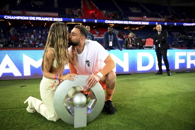 Gianluigi Donnarumma und Alessia Elefante mit dem französischen Meisterpokal im Mai 2023. (Archivbild) Gianluigi Donnarumma Alessia Elefante
