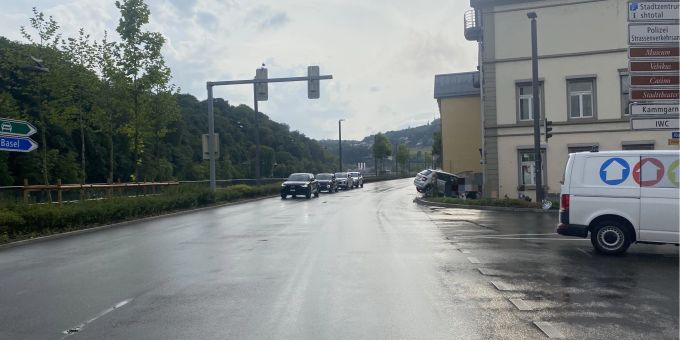 Schaffhausen: Kollision zwischen zwei Autos. Wer findet auf dem Bild das Auto? Schaffhausen: Kollision