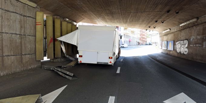 Luzern - Lärmschutzeinrichtung von Anhänger-Klappe abgerissen