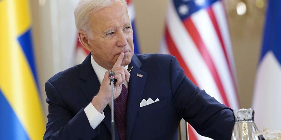 Joe Biden, Präsident der USA, hört während eines Treffens den nordischen Staats- und Regierungschefs in Helsinki zu. Foto: Susan Walsh/AP/dpa