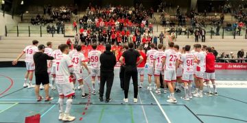 Unihockeyspieler vor den Fans.