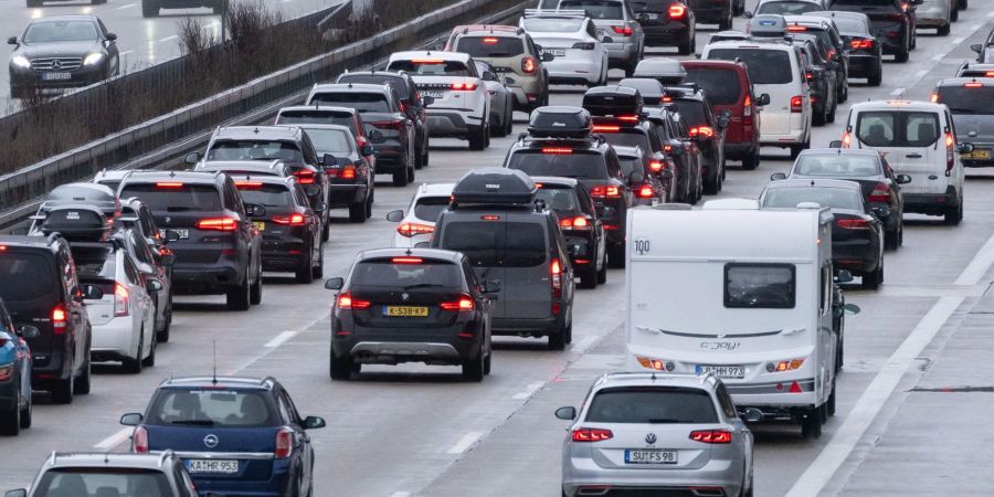 Autos stehen auf der Autobahn 8 in Fahrtrichtung München im Stau. Am Neujahrstag müssen Urlauber mit Staus und Verkehrsbehinderungen rechnen (Archivbild).