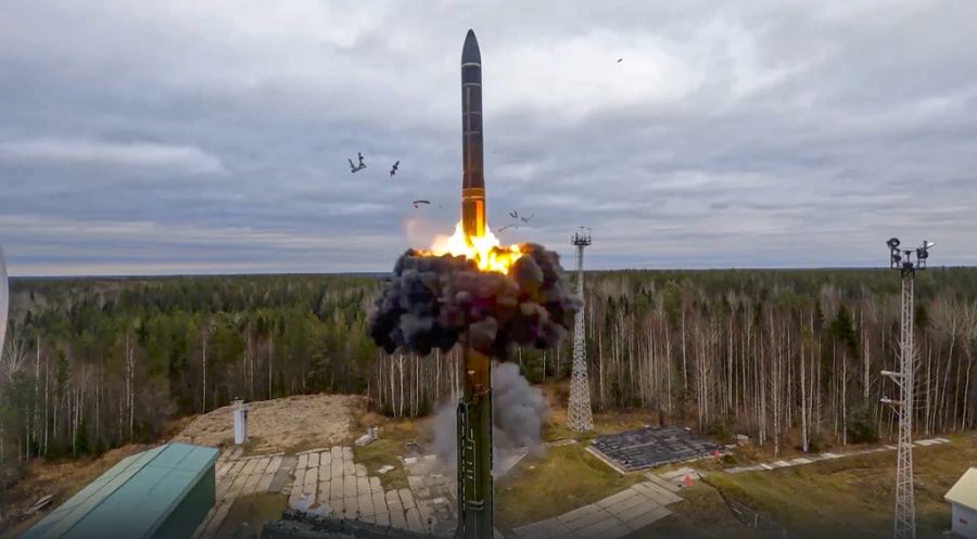 Ein Foto einer ballistischen Interkontinentalrakete des Typs Yars im Rahmen einer russischen Atomübung. Wladimir Putin hat im Ukraine-Krieg immer wieder mit deren Einsatz gedroht.