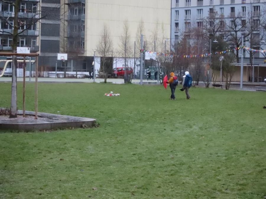 Inmitten der Wiese wurden Blumen und Kerzen für den Buben niedergelegt.