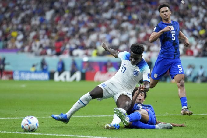Tyler Adams (USA) gegen Bukayo Saka (England) an der WM 2022. England USA WM 2022