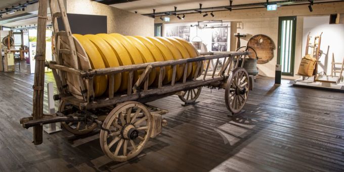 Im Agrarmuseum Burgrain stehen alte landwirtschaftliche Geräte. Agrarmuseum Burgrain