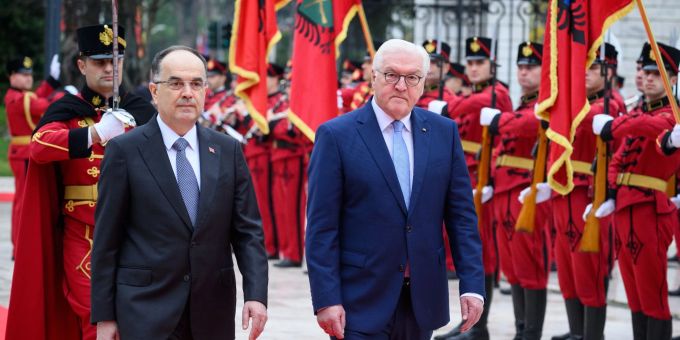 Bundespräsident Frank-Walter Steinmeier wird von Staatspräsident Bajram Begaj mit militärischen Ehren begrüsst. Bundespräsident Frank-Walter Steinmeier wird von Staatspräsident Bajram Begaj mit militärischen Ehren begrüsst.