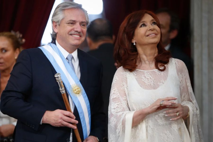 Präsident Alberto Fernández (l) und vor allem Vizepräsidentin Cristina Fernández de Kirchner (r) polarisieren. Im September wurde ein Attentat auf Kirchner ausgeübt, im Dezember wurde sie we