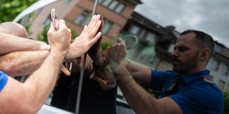 Winterthur ZH - Zwei Jugendliche filmen sich beim Fahrzeugdiebstahl
