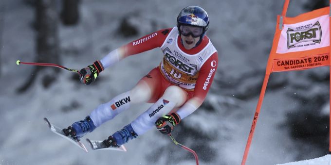 Marco Odermatt stürzt sich die Saslong in Gröden herunter. gröden ski alpin